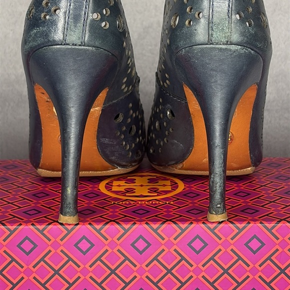 🔥🔥🔥Tory Burch Black Leather Heels with Perforated Design Size 8🔥🔥🔥 - Picture 6 of 10
